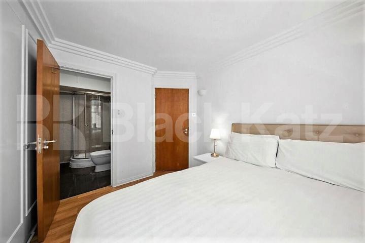 Fantastic two bed two bath flat in amazing Mayfair location by Hyde Park.  Bourdon Street, Mayfair 